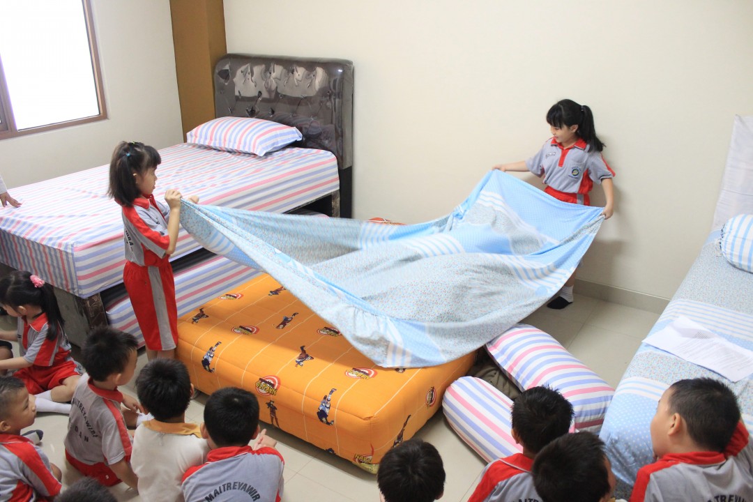 Merapikan tempat tidur sendiri